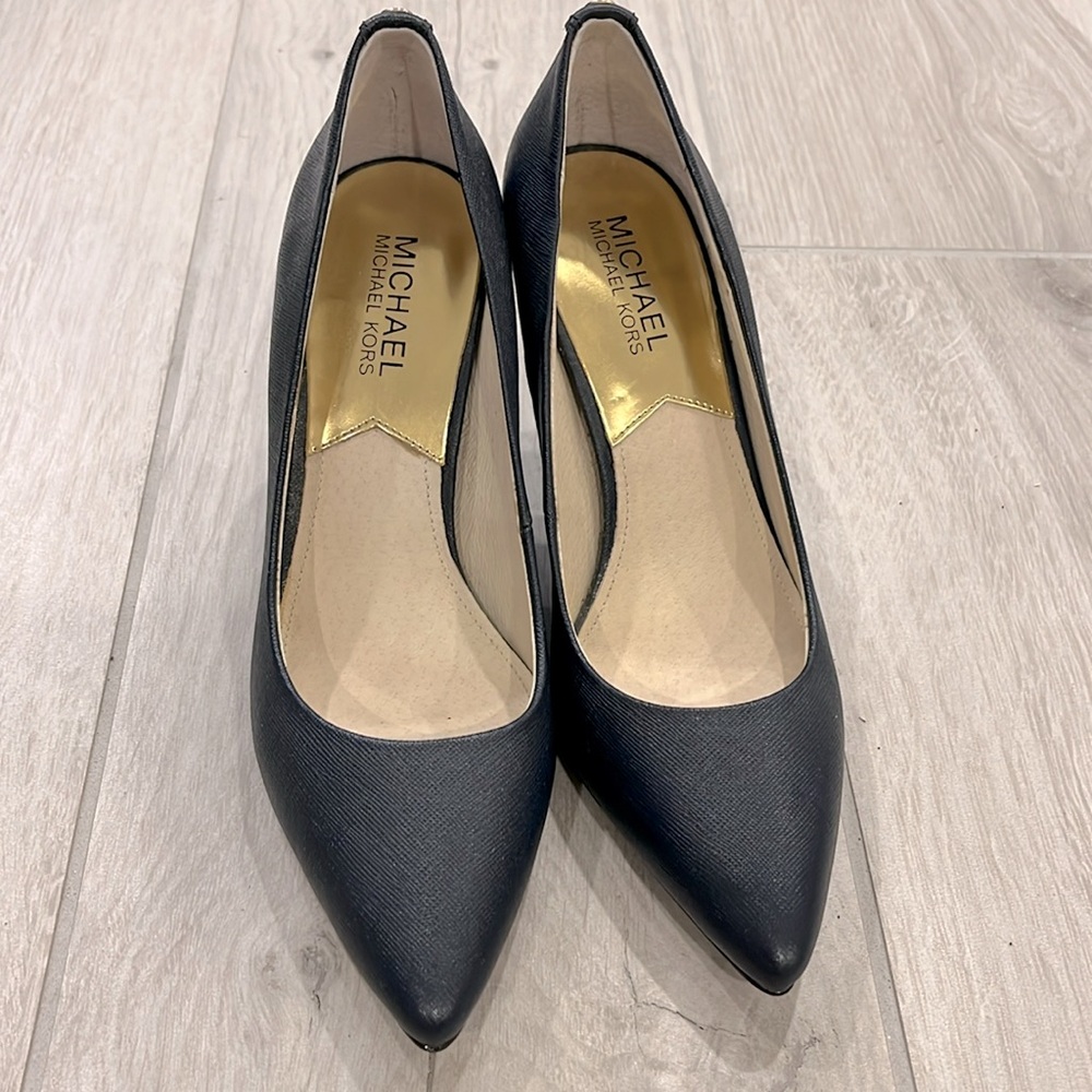 Michael Michael Kors Navy Pump size 7